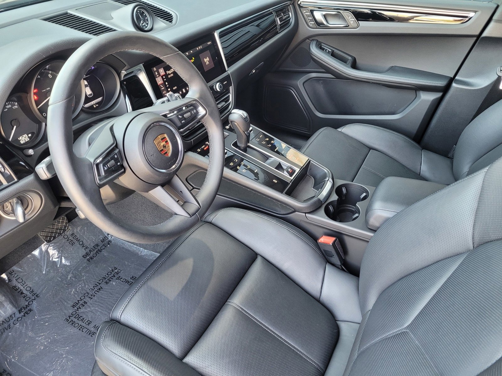 2025 Porsche Macan T photo 4