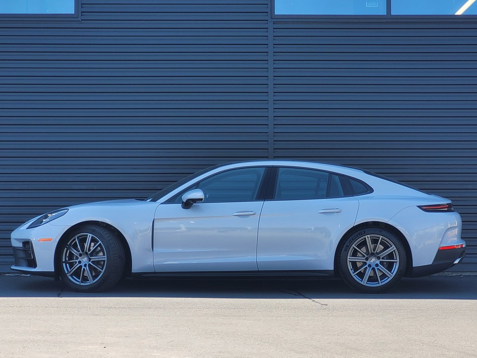 2025 Porsche Panamera Turbo photo 2
