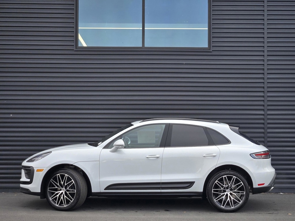 2026 Porsche Macan T photo 2