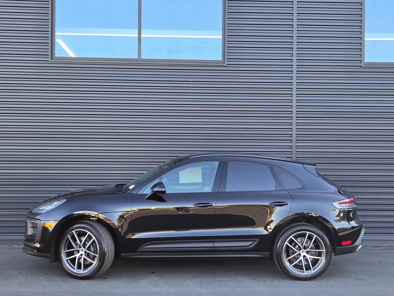 2026 Porsche Macan T photo 2