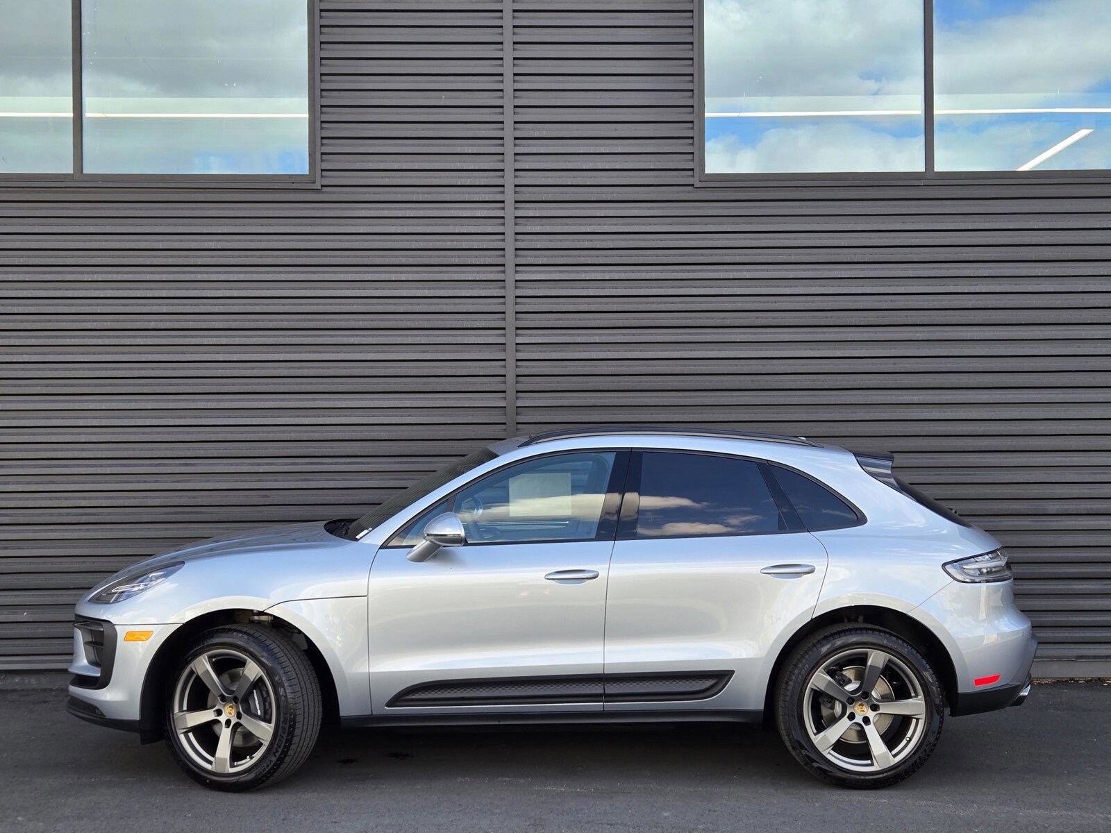 2026 Porsche Macan T photo 2