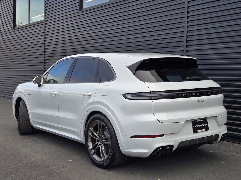 2026 Porsche Cayenne Turbo E-Hybrid photo 3