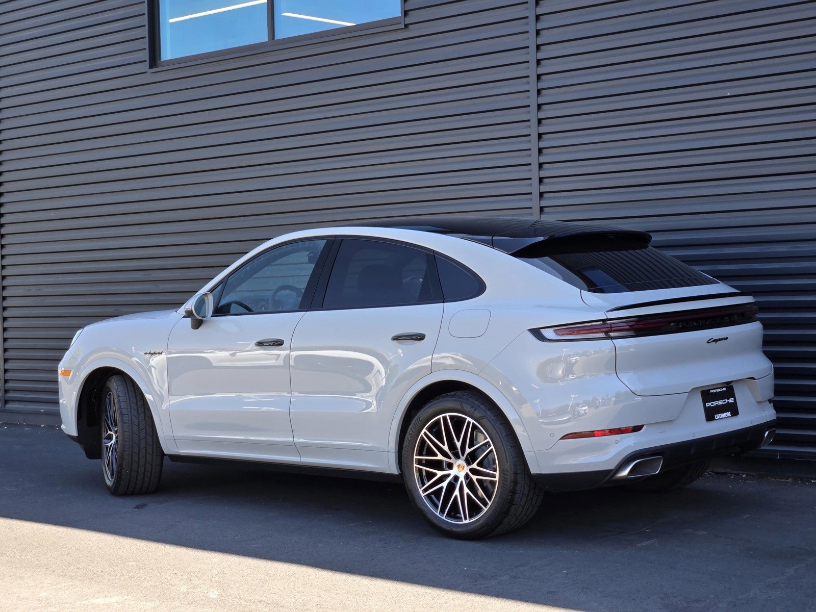 2025 Porsche Cayenne Coupe E-Hybrid photo 3