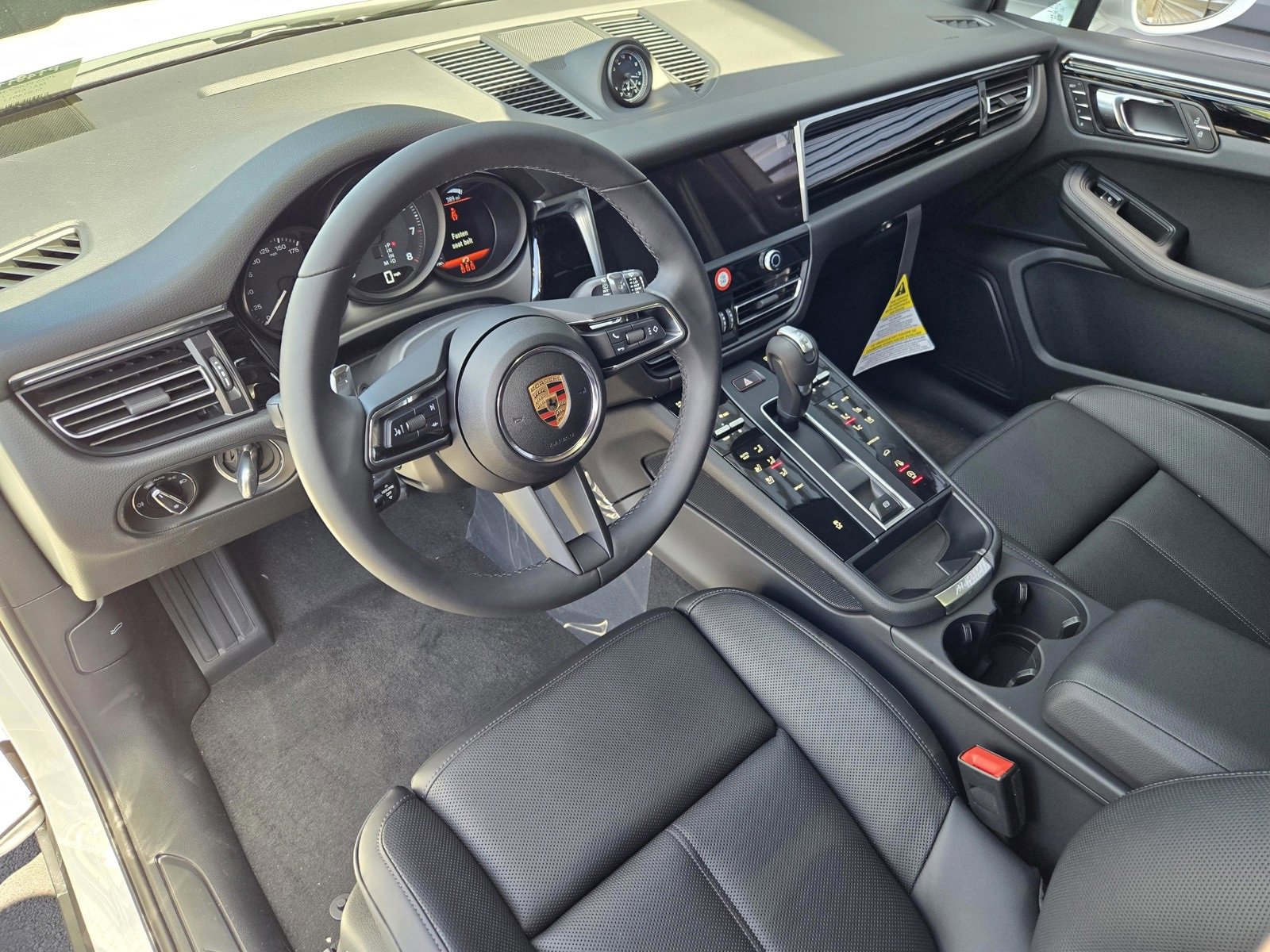 2025 Porsche Macan T photo 4