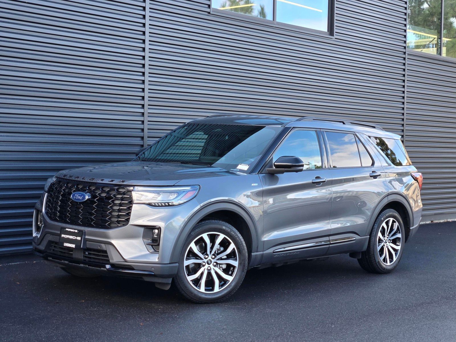 2025 Ford Explorer ST-Line photo 1