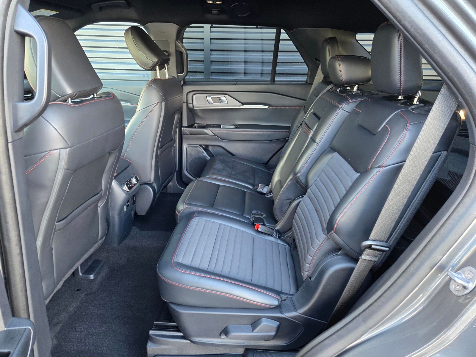 2025 Ford Explorer ST-Line photo 4