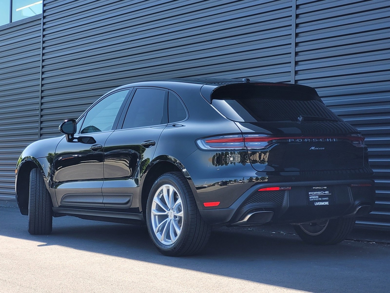 2025 Porsche Macan T photo 3