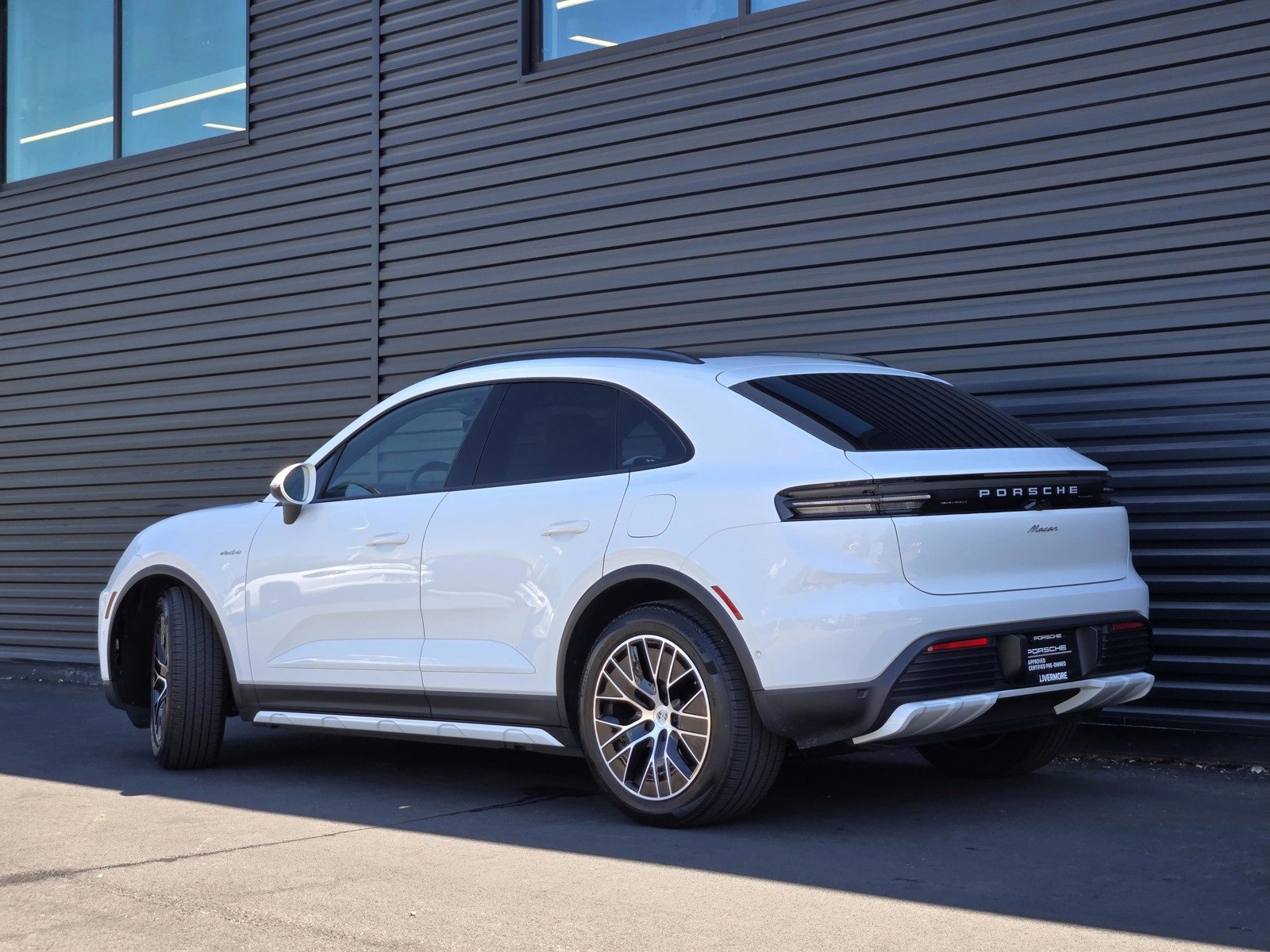 2025 Porsche Macan Electric photo 3