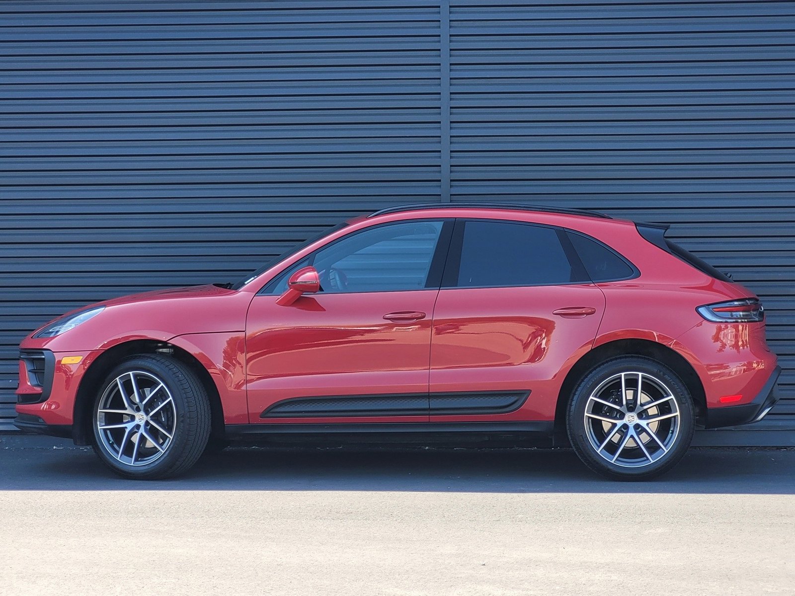 2025 Porsche Macan T photo 2
