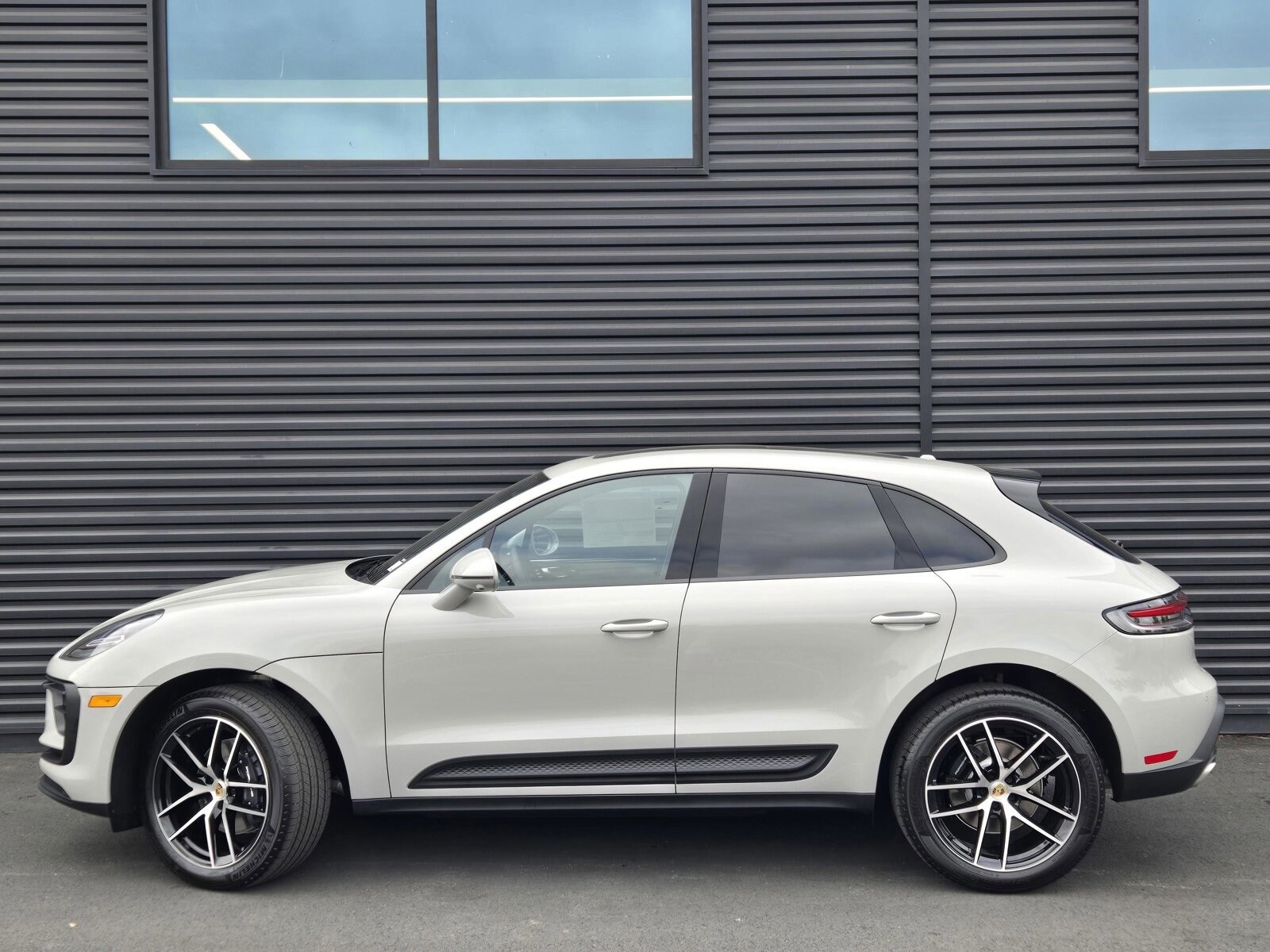 2026 Porsche Macan T photo 2