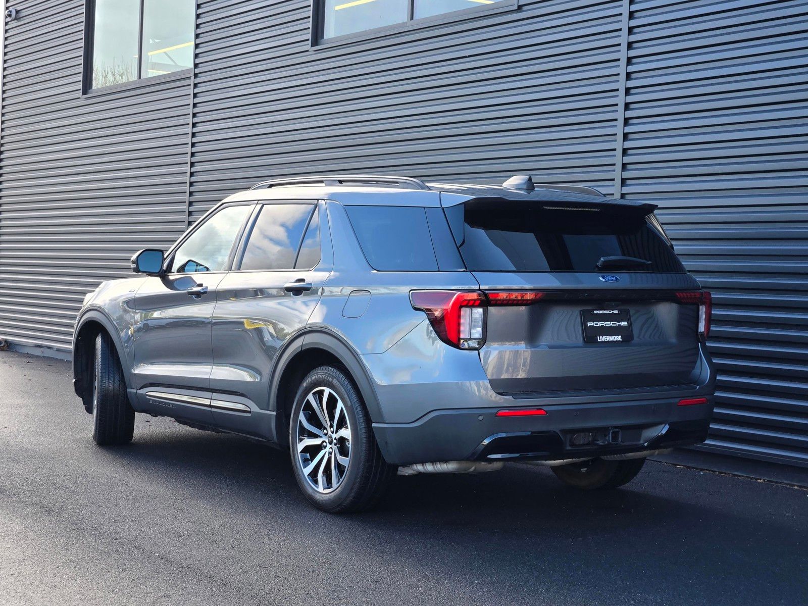 2025 Ford Explorer ST-Line photo 2