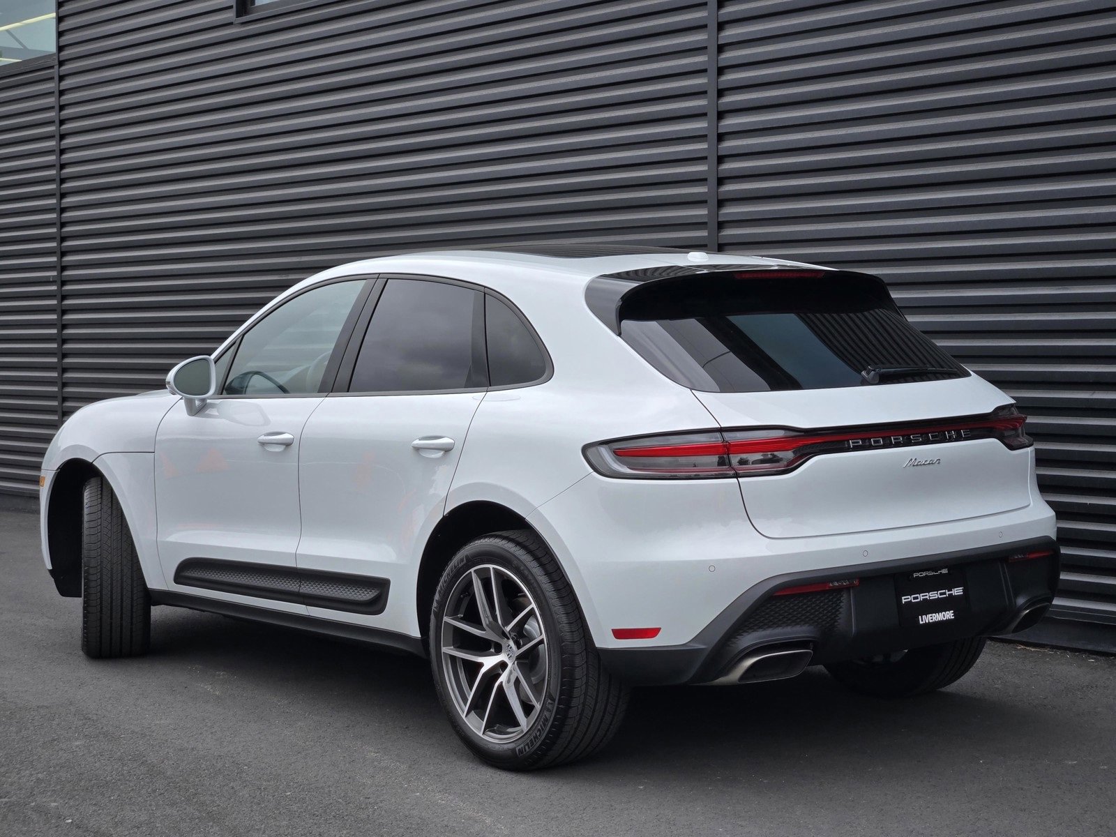 2026 Porsche Macan T photo 2