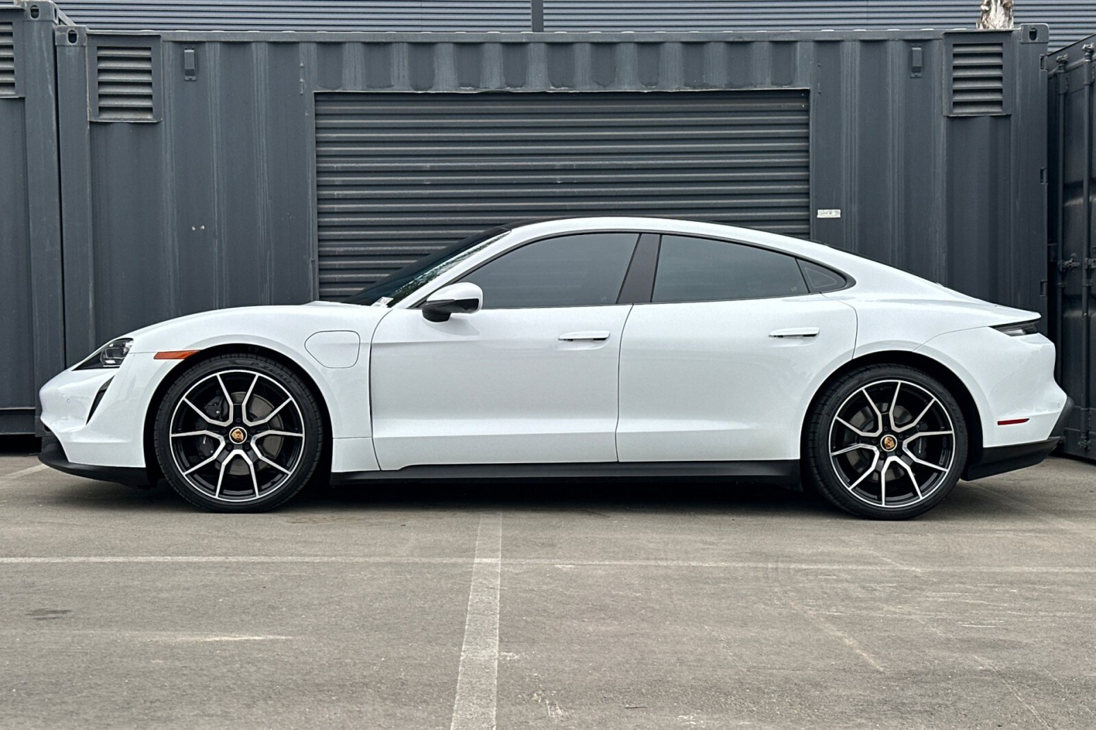 2023 Porsche Taycan photo 2