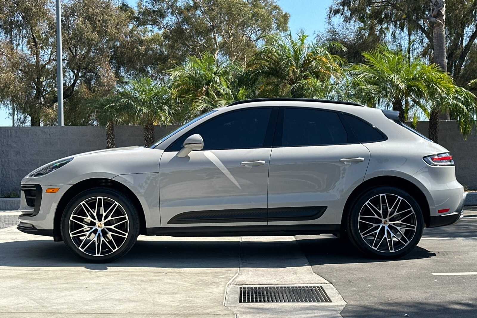 2023 Porsche Macan T photo 2
