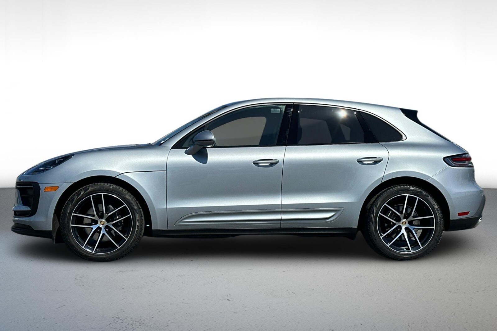 2023 Porsche Macan T photo 2