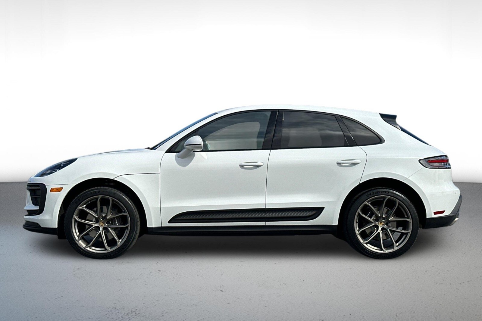 2022 Porsche Macan photo 2