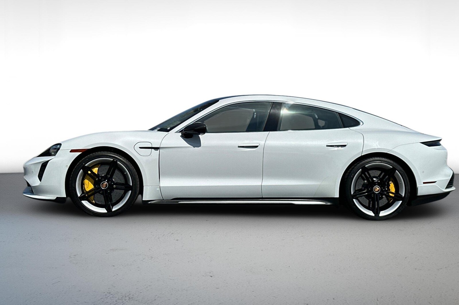 2020 Porsche Taycan Turbo photo 2