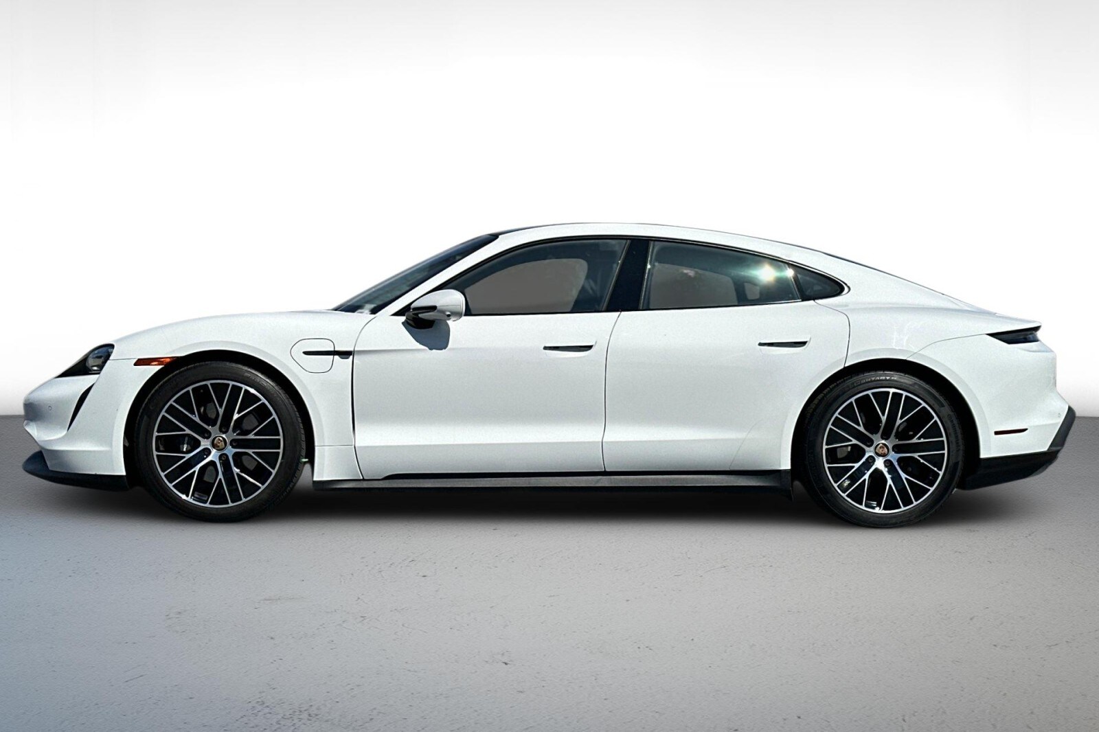 2022 Porsche Taycan photo 2