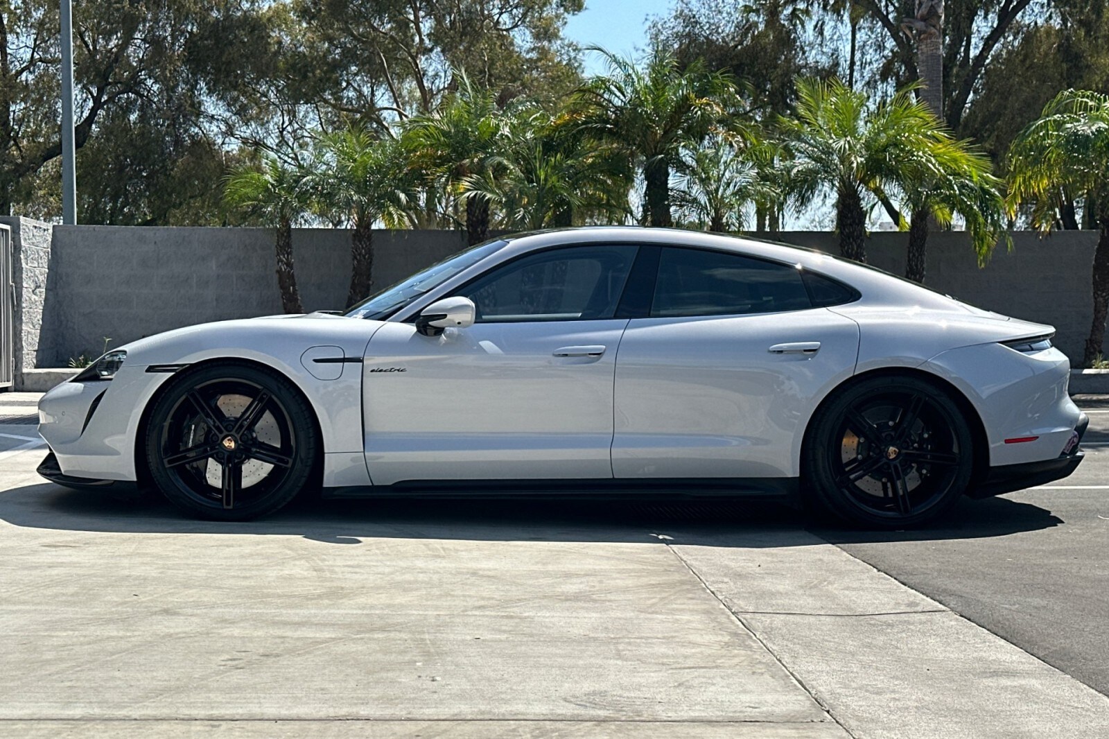 2021 Porsche Taycan Turbo S photo 2