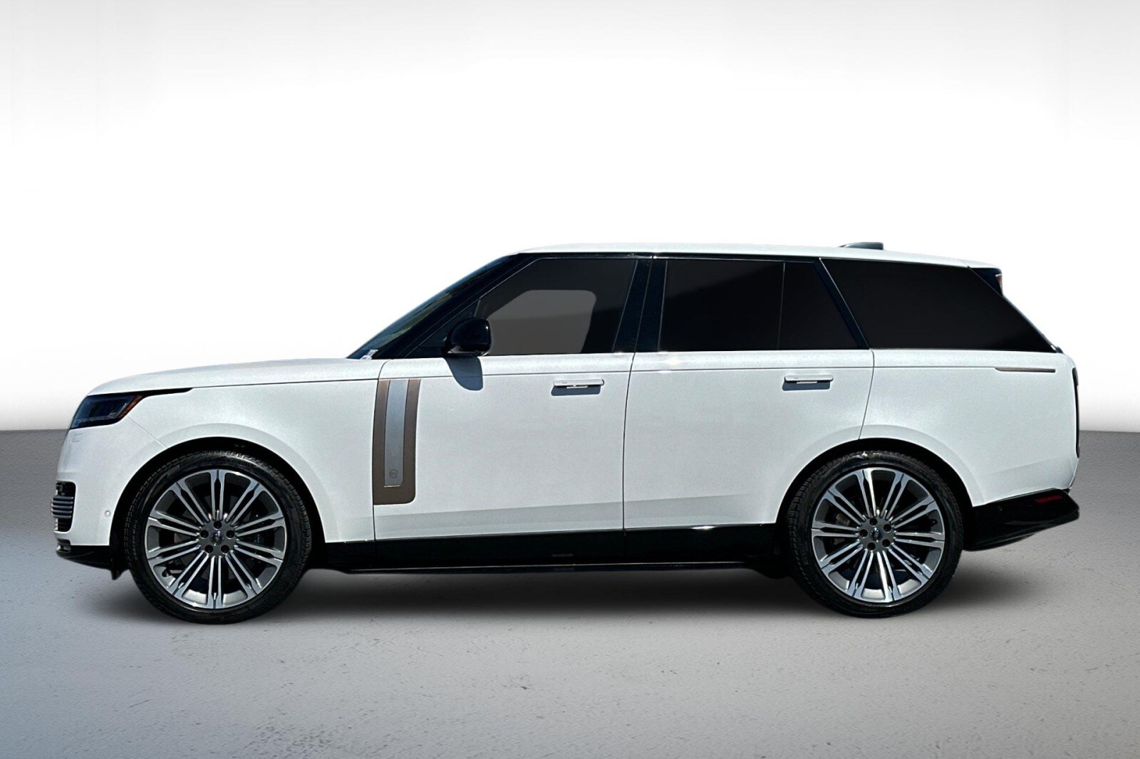 2024 Land Rover Range Rover SV photo 2