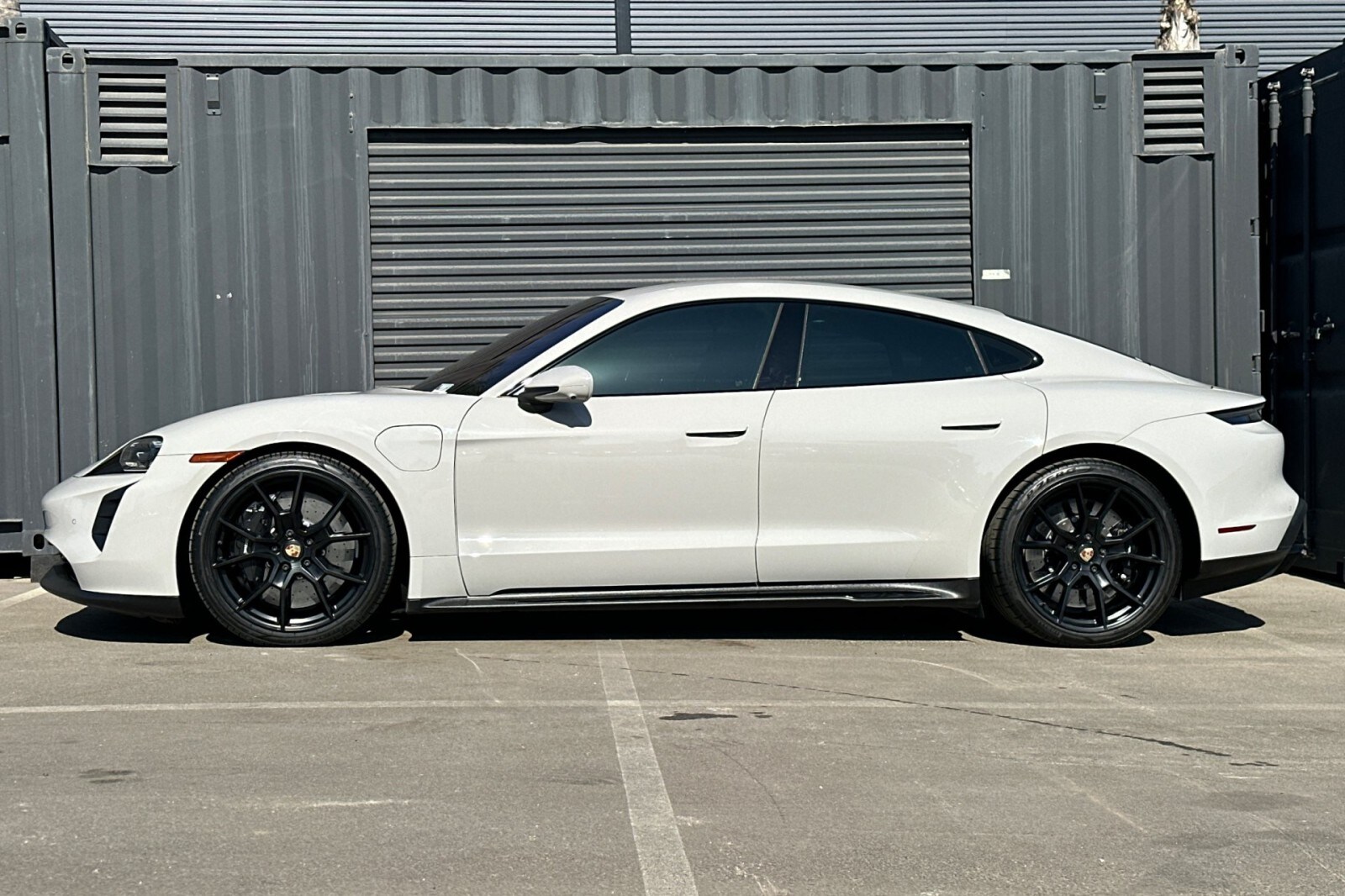 2022 Porsche Taycan GTS photo 2