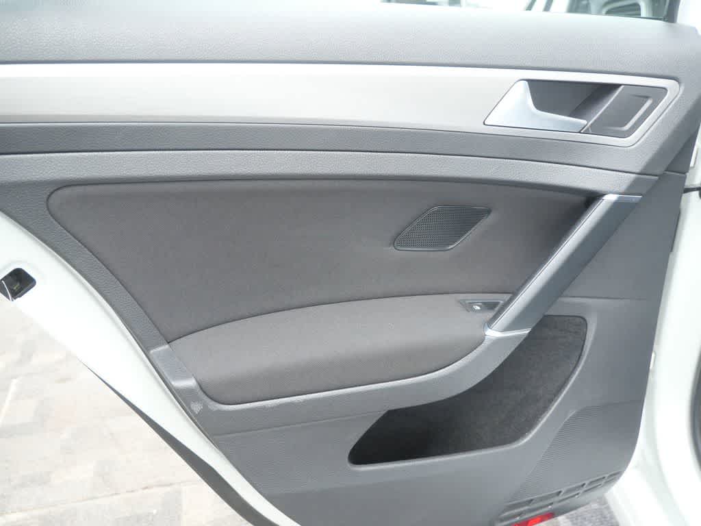 Thumbnail: 2017 Volkswagen e-Golf - 14