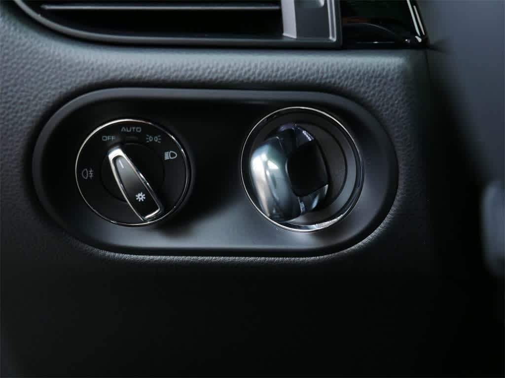 Thumbnail: 2026 Porsche Macan - 18