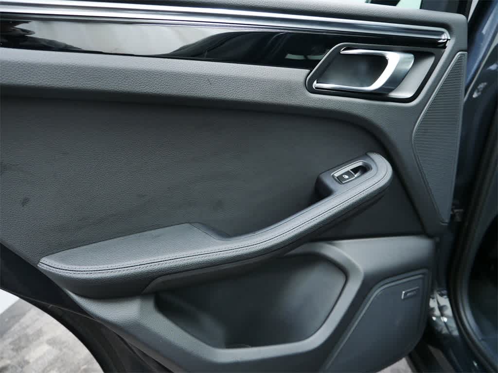 Thumbnail: 2025 Porsche Macan - 14