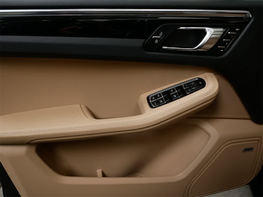 Thumbnail: 2025 Porsche Macan - 11