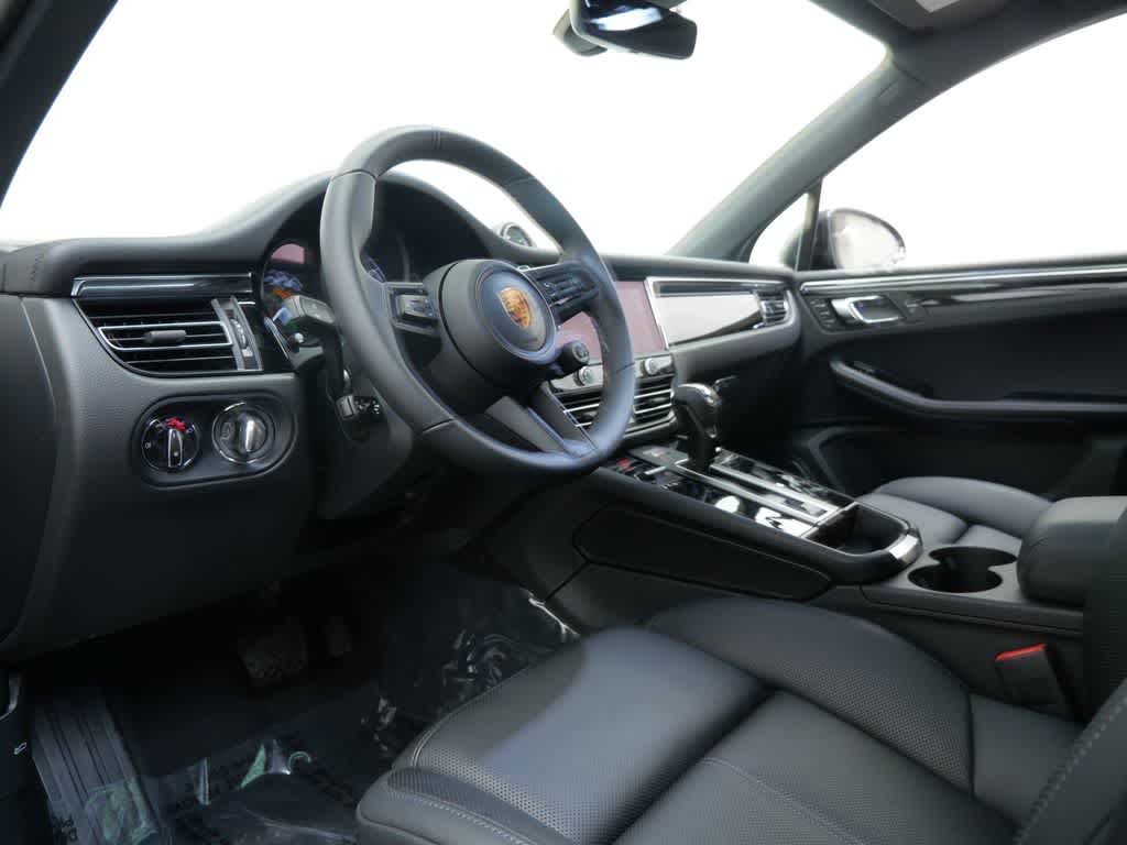 Thumbnail: 2026 Porsche Macan - 4