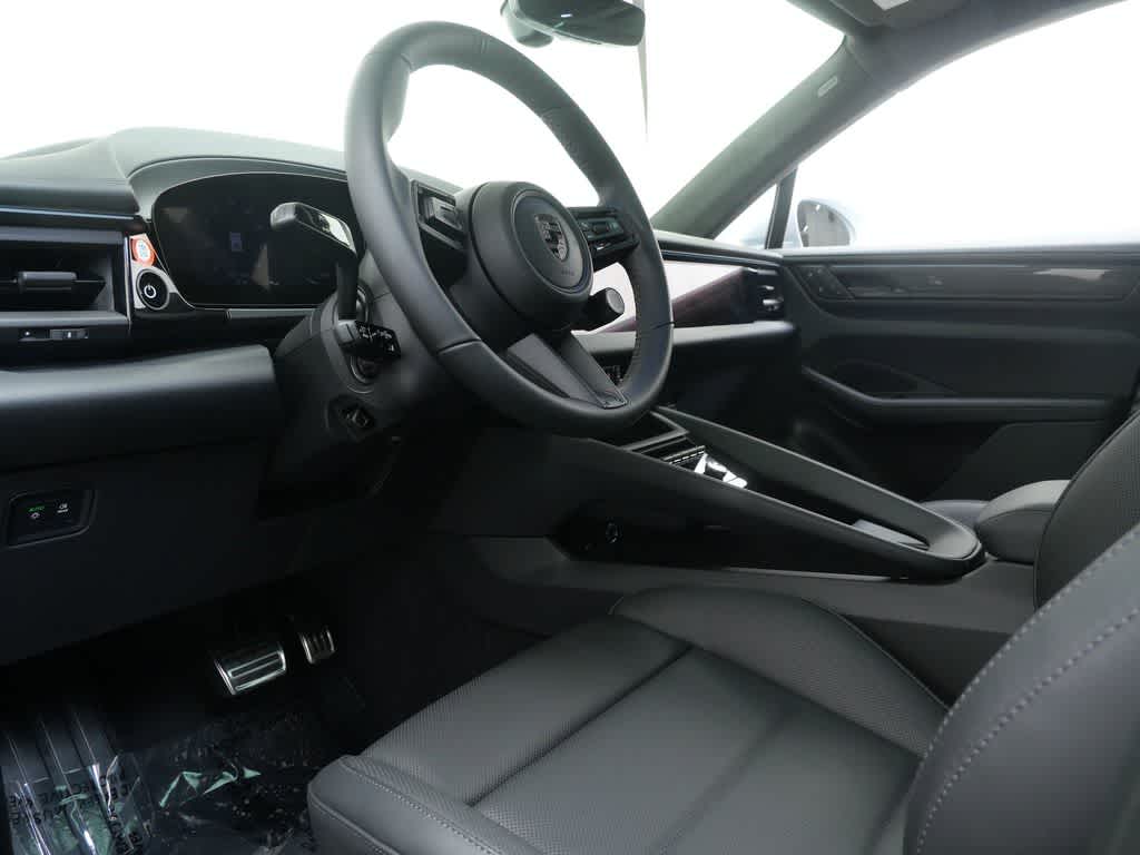 Thumbnail: 2026 Porsche Macan - 4