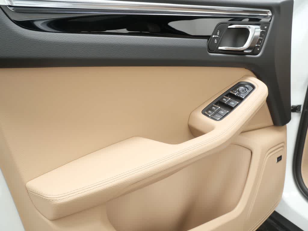 Thumbnail: 2026 Porsche Macan - 11