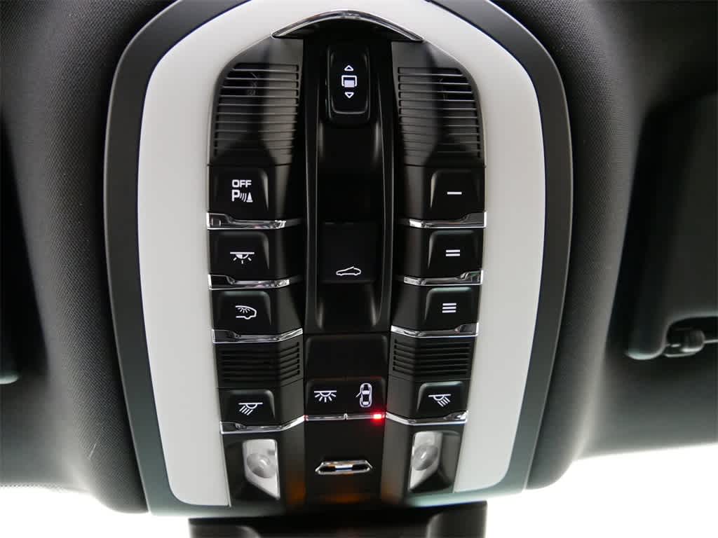 Thumbnail: 2025 Porsche Macan - 25