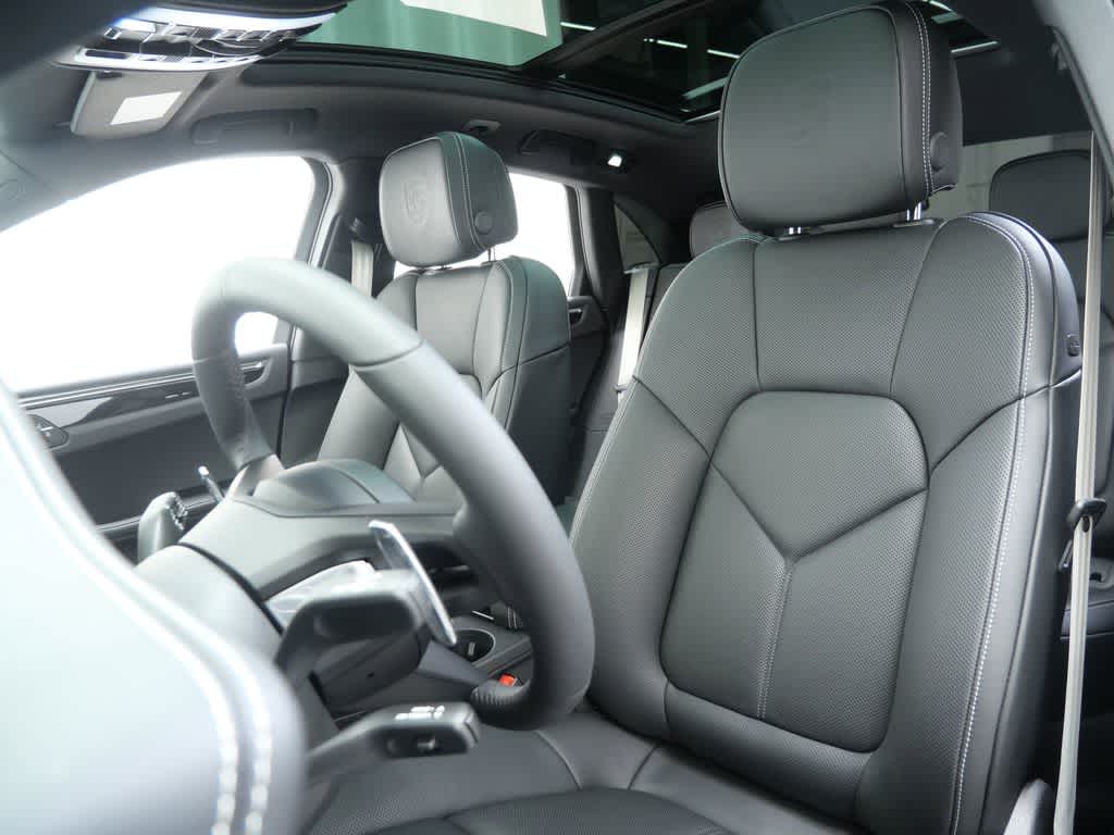 Thumbnail: 2026 Porsche Macan - 5