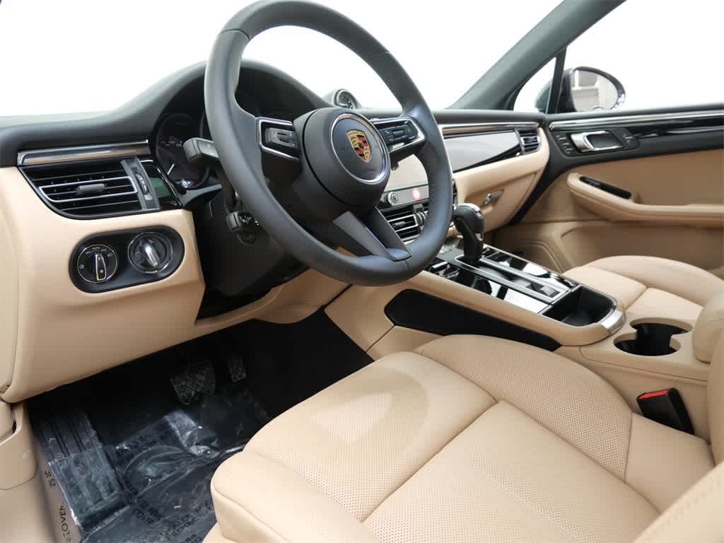 Thumbnail: 2026 Porsche Macan - 4