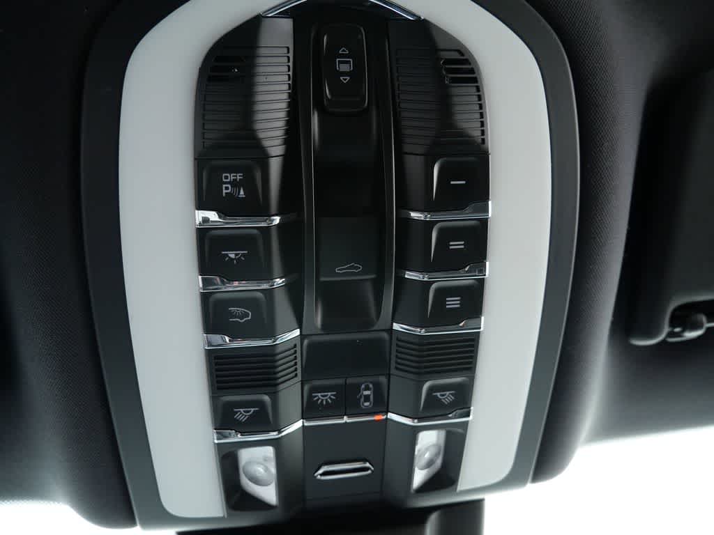 Thumbnail: 2022 Porsche Macan - 22