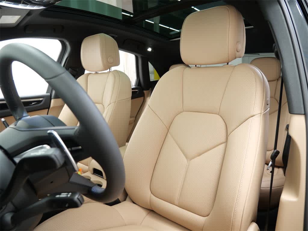 Thumbnail: 2026 Porsche Macan - 5