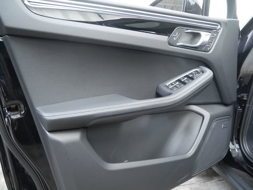 Thumbnail: 2026 Porsche Macan - 11