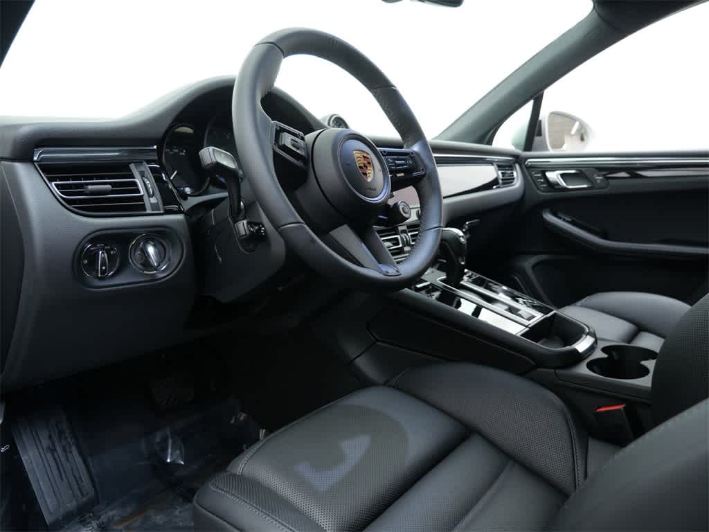 Thumbnail: 2026 Porsche Macan - 4