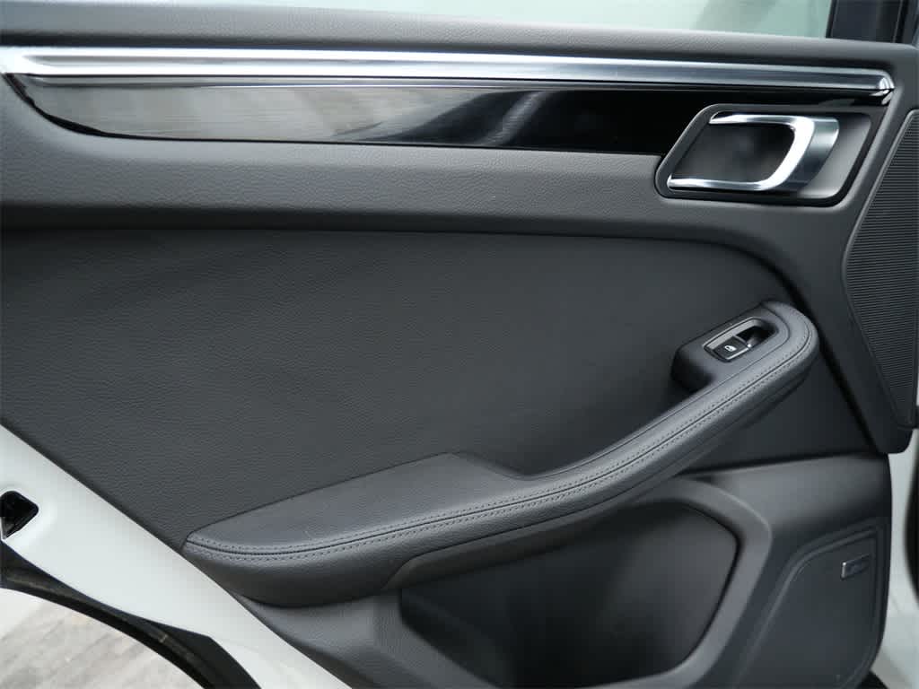 Thumbnail: 2025 Porsche Macan - 14