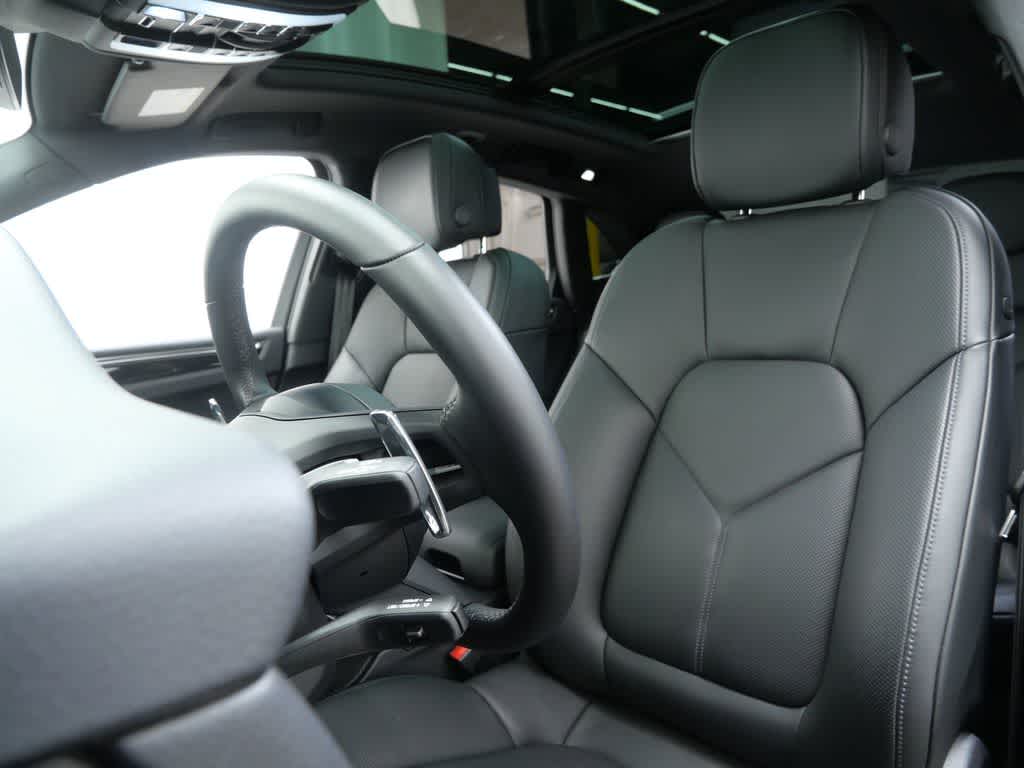 Thumbnail: 2026 Porsche Macan - 5