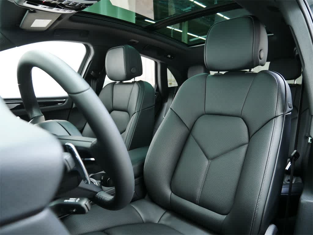 Thumbnail: 2026 Porsche Macan - 5