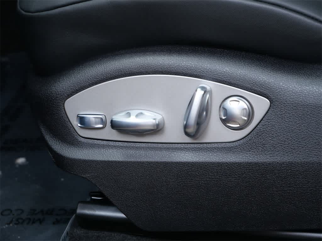 Thumbnail: 2026 Porsche Macan - 12