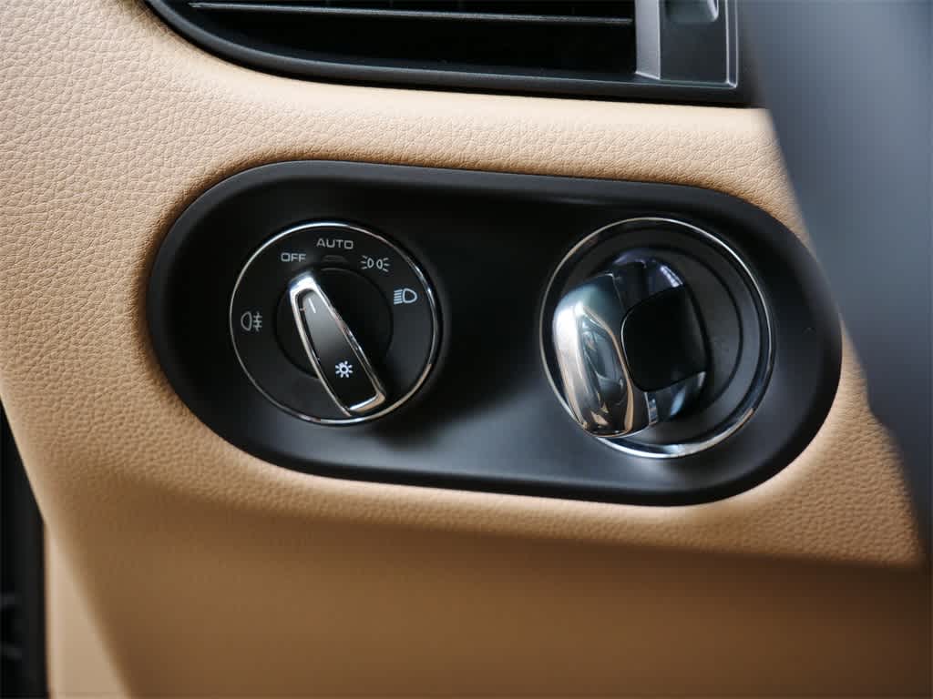 Thumbnail: 2026 Porsche Macan - 18