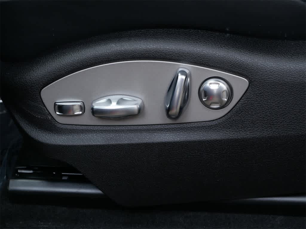 Thumbnail: 2026 Porsche Macan - 12