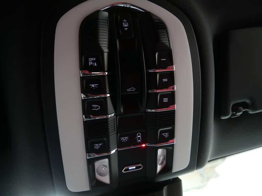 Thumbnail: 2025 Porsche Macan - 27