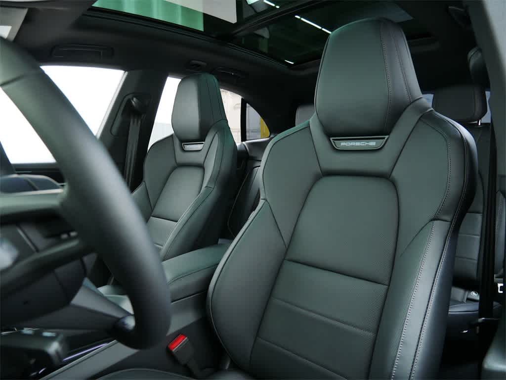 Thumbnail: 2025 Porsche Macan - 5