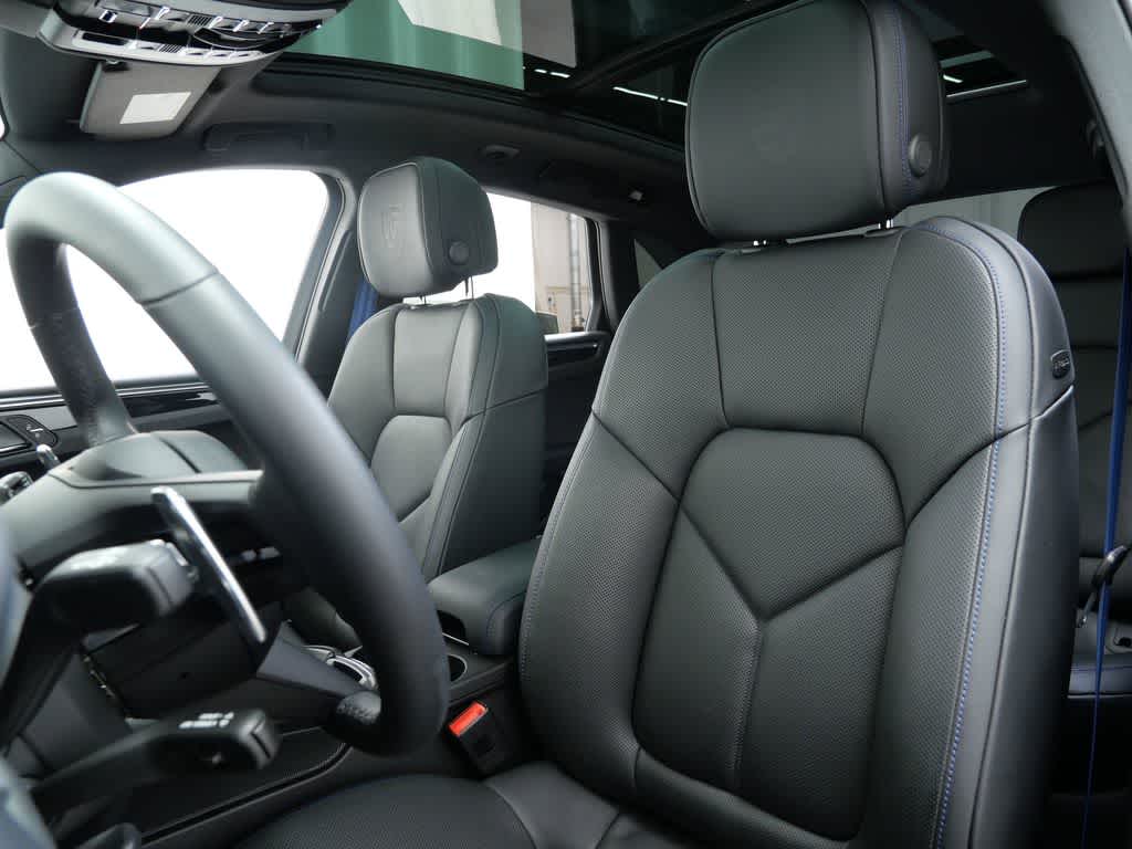 Thumbnail: 2023 Porsche Macan - 5