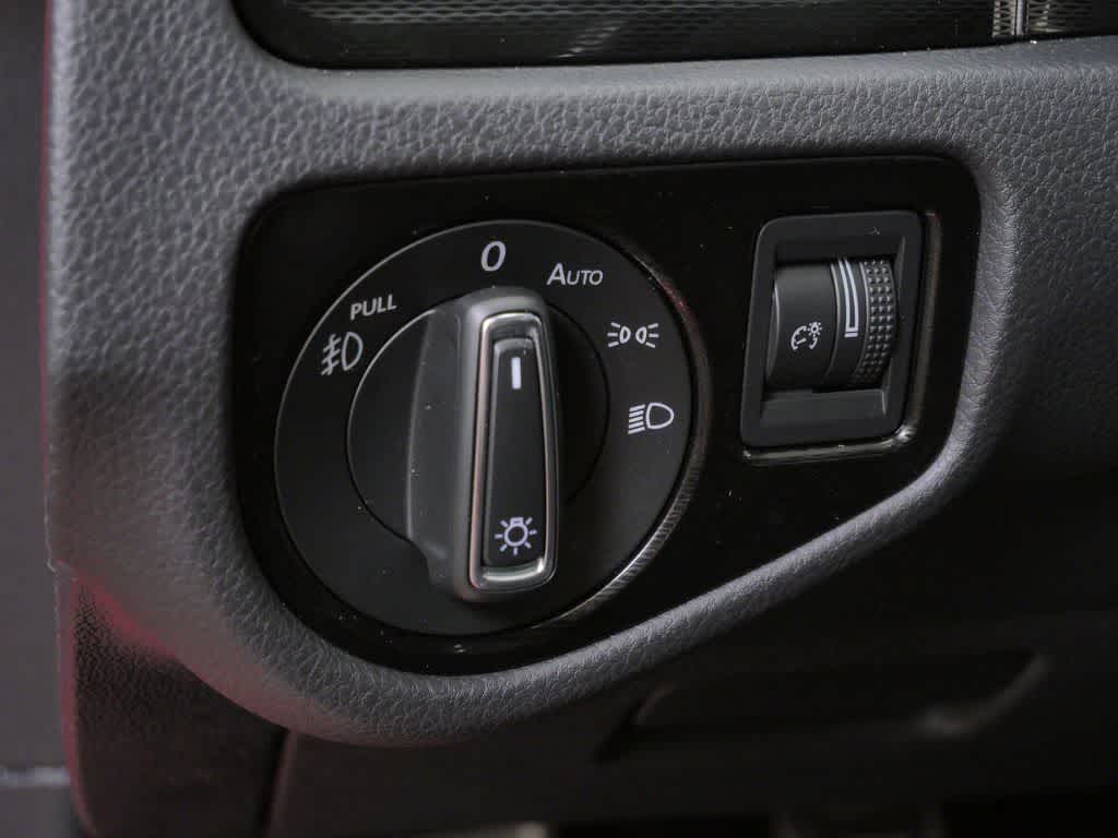 Thumbnail: 2017 Volkswagen Golf - 17