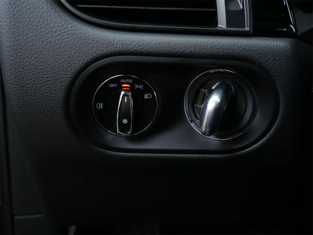 Thumbnail: 2025 Porsche Macan - 18